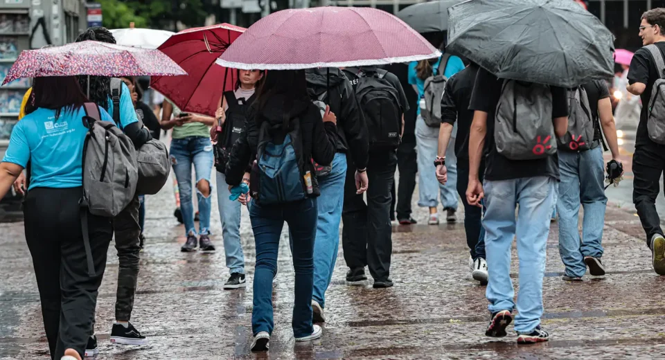 Chuvas intensas atingem país; Inmet emite alerta para tempestade no RS