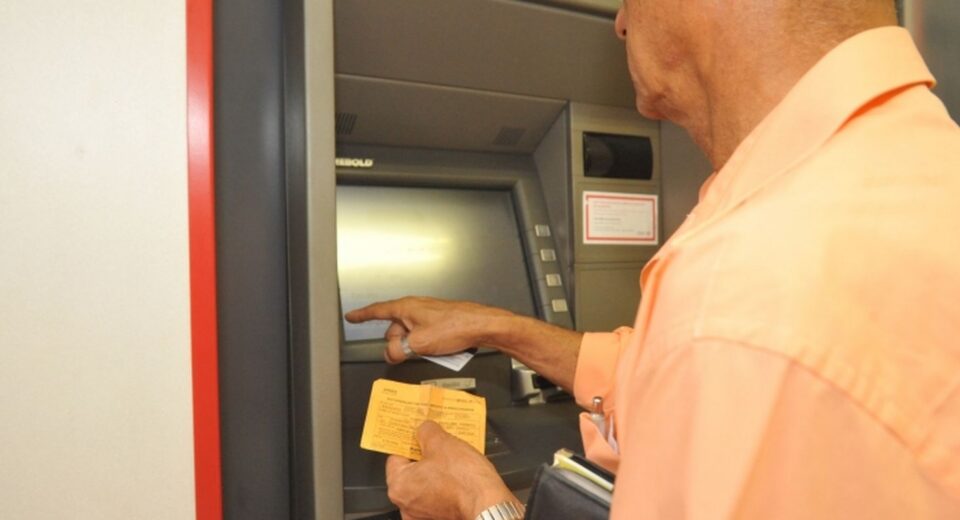 Agências bancárias reabrem nesta quarta-feira a partir do meio-dia