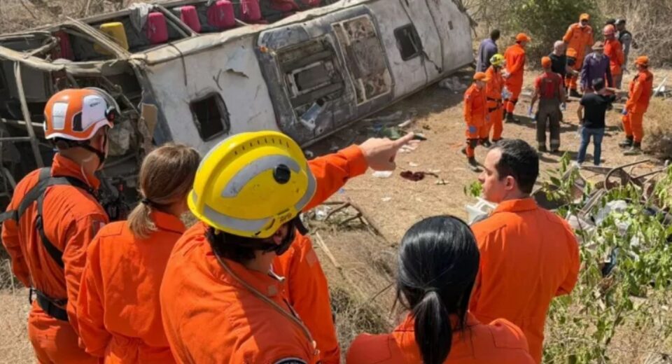 Capotamento de ônibus que levava romeiros deixa 15 mortos em Alagoas