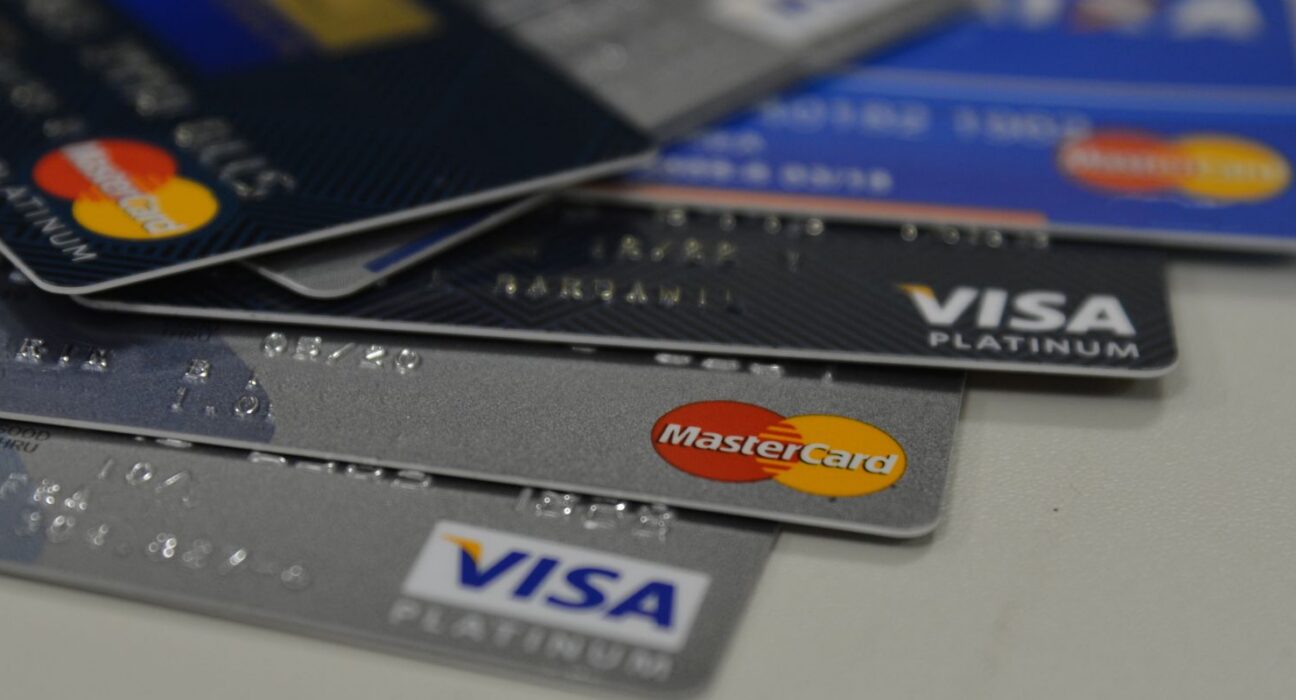 Percentual de famílias com dívidas cresce, mas inadimplência cai