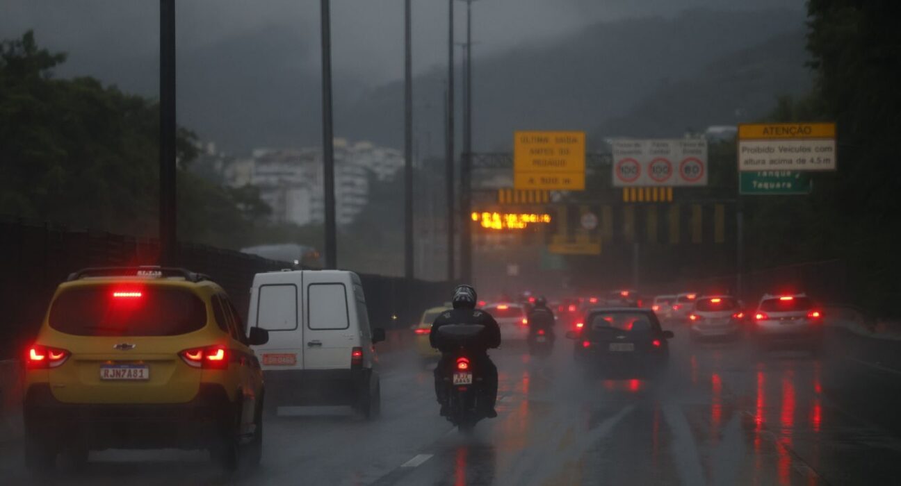 Alagamentos e interdições afetam rodovias no Rio de Janeiro