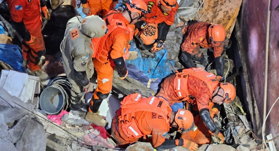 Prédio desaba no Rio e mata uma mulher