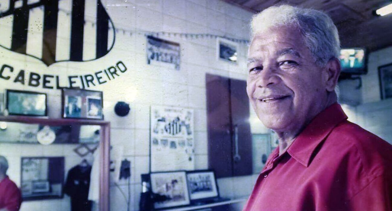 Morre o barbeiro que moldou o topete do Rei Pelé