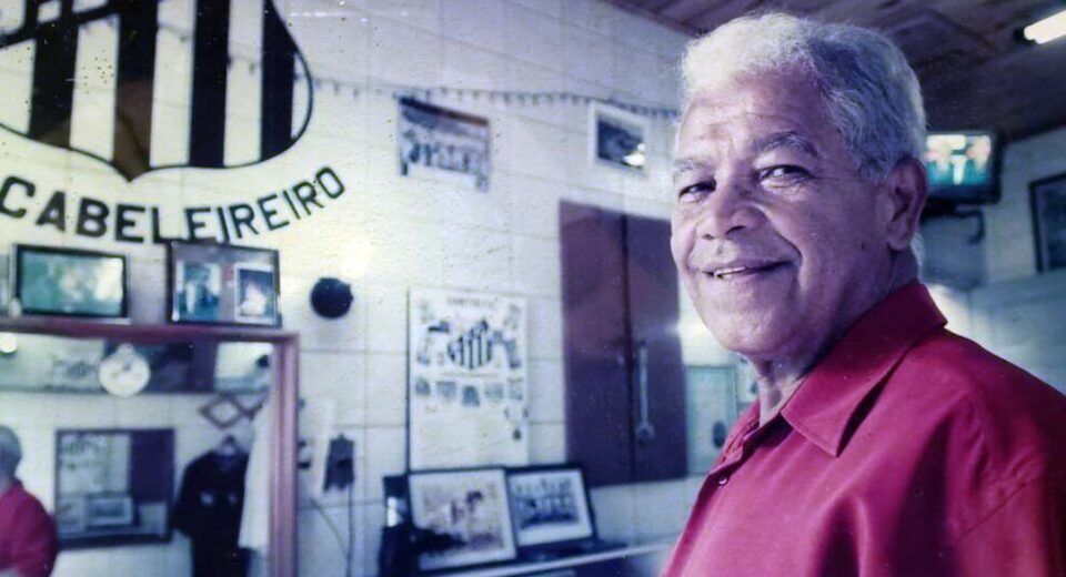 Morre o barbeiro que moldou o topete do Rei Pelé