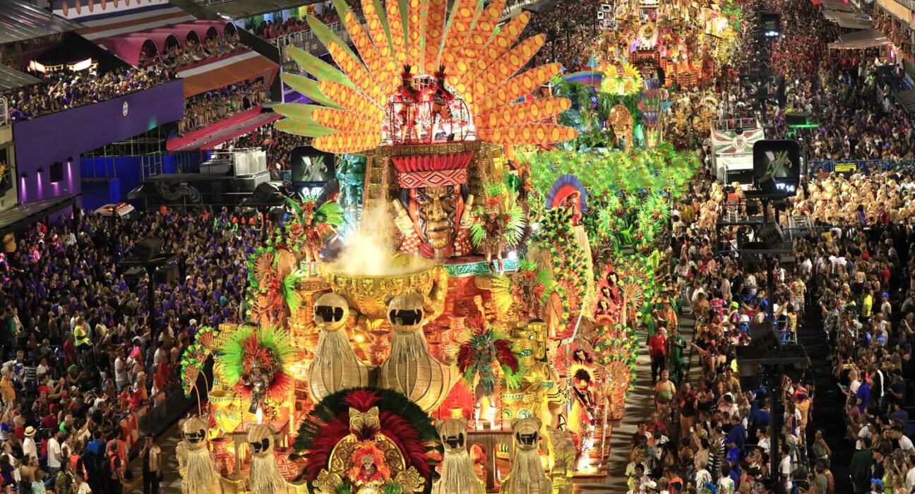 Princípio de incêndio atinge barracão da Grande Rio