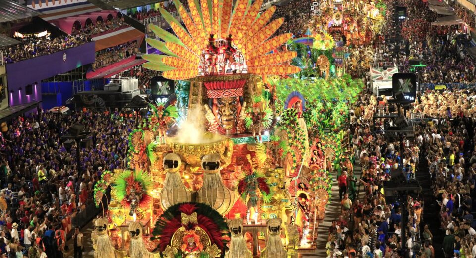 Princípio de incêndio atinge barracão da Grande Rio