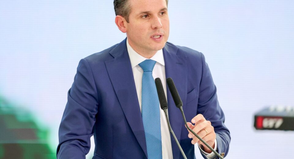 Fim da Escala 6x1 pode ser votado em maio, diz presidente da Câmara