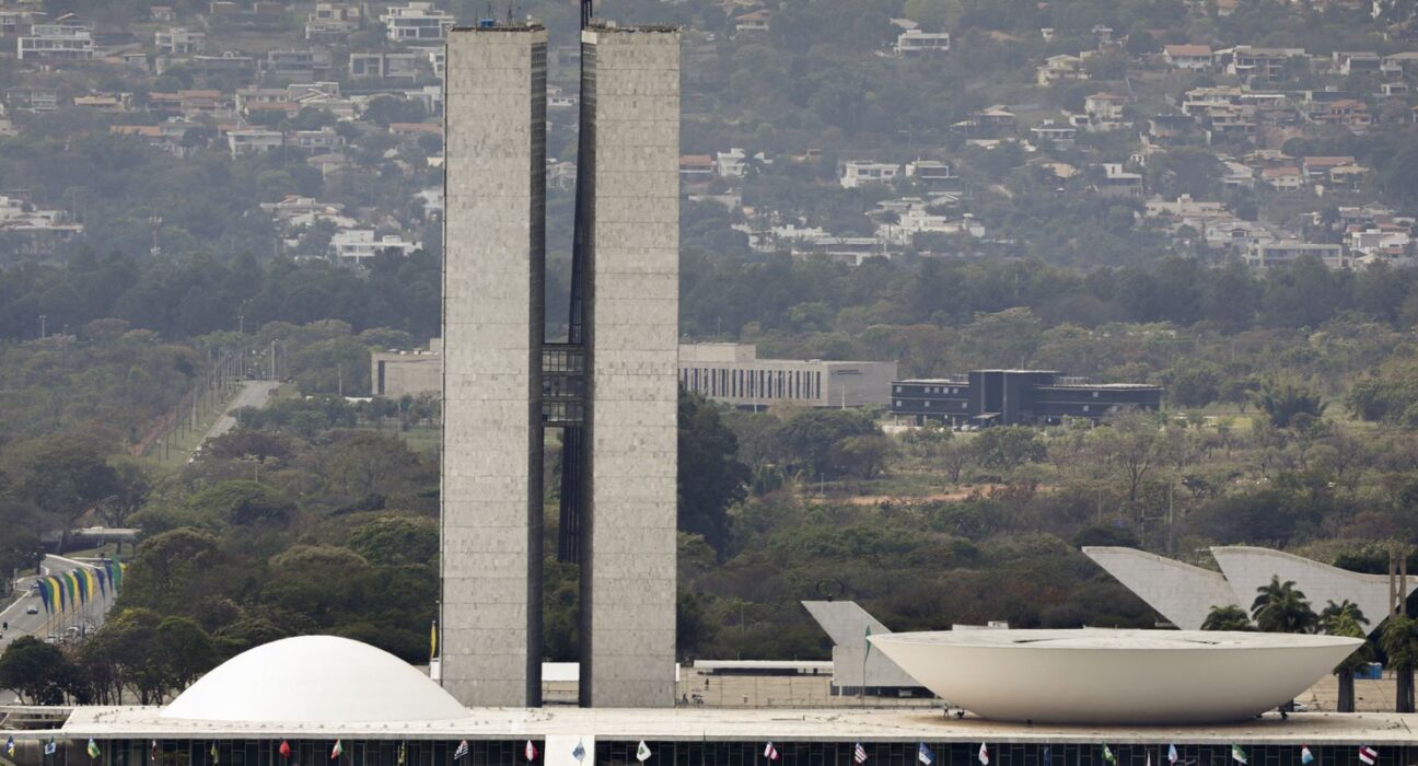 Lula sanciona, com vetos, reajuste salarial para cargos do Legislativo