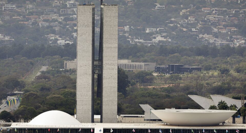 Lula sanciona, com vetos, reajuste salarial para cargos do Legislativo