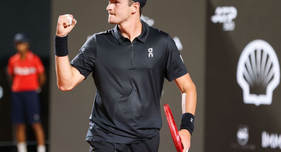 João Fonseca vence Thiago Monteiro em duelo brasileiro pelo Rio Open