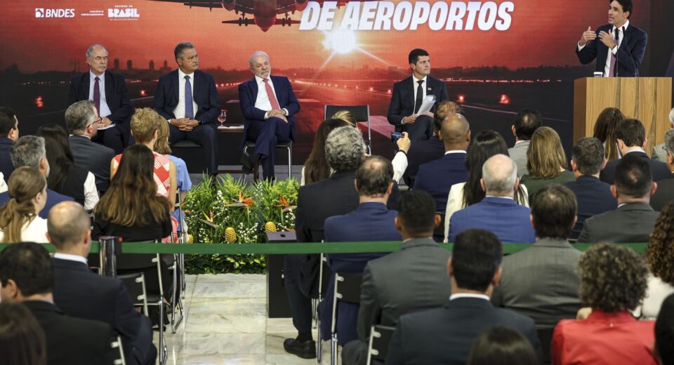 Ministro celebra anúncio de R$ 5,7 bi para ampliar aeroportos no país