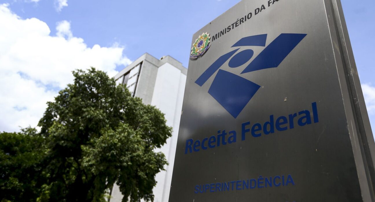 Receita exonera auditor alvo de operação da Polícia Federal