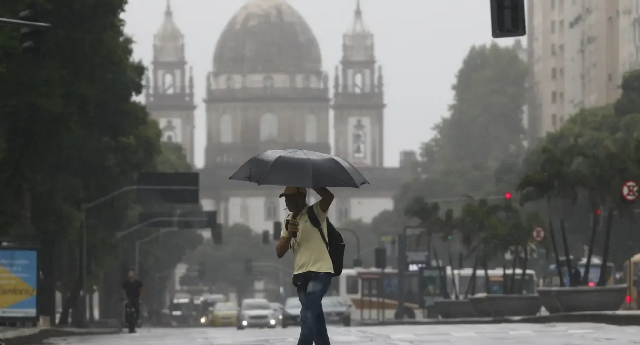 Chuvas intensas no Rio de Janeiro levam ao acionamento da Marinha