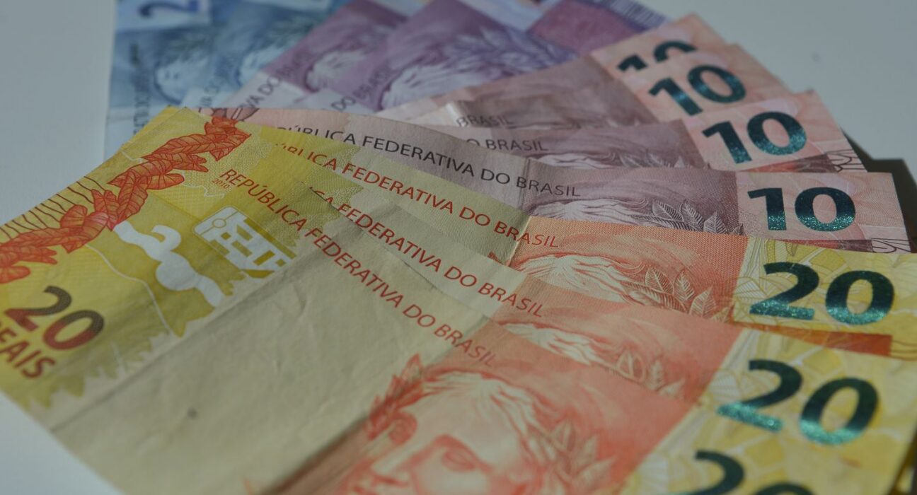 Renda domiciliar per capita chega a R$ 2.316 em 2025, diz IBGE