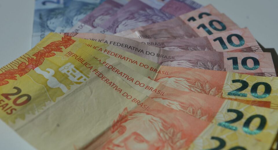 Renda domiciliar per capita chega a R$ 2.316 em 2025, diz IBGE