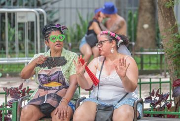 São Paulo (SP), 15/02/2026 – As amigas Josi Madeyra (e) e
Estela Madeyra (d) conversa com Agência Brasil, durante apresentação do Bloco Afro na Rua, na Avenida São Luiz.
Foto: Paulo Pinto/Agência Brasil