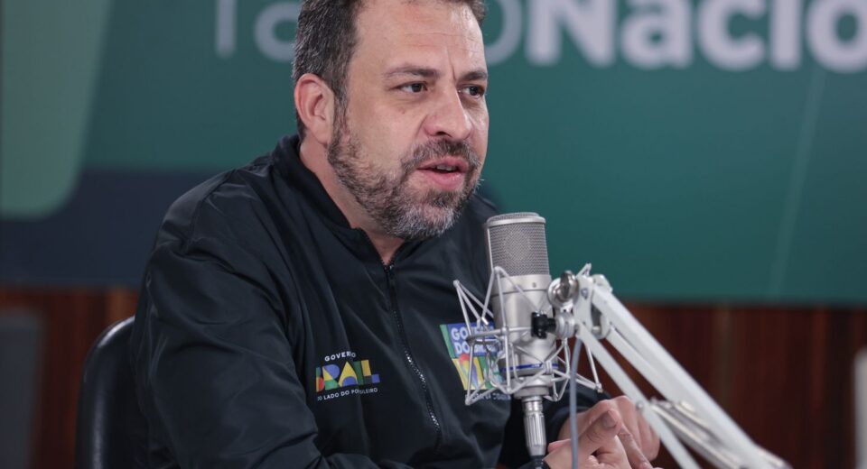 Acabar com a escala 6x1 é prioridade do governo, afirma Boulos