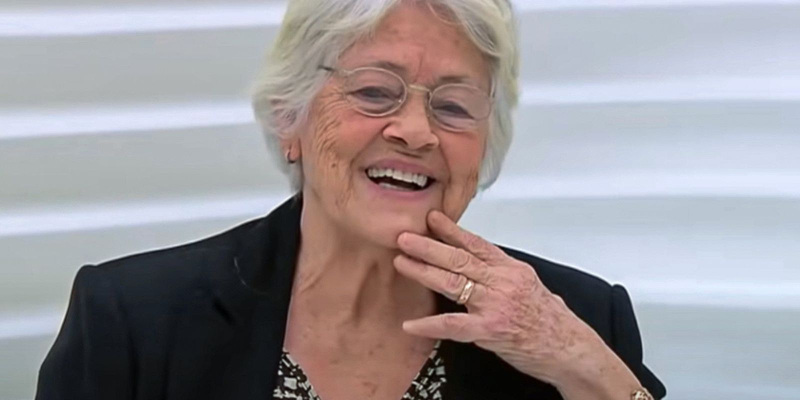 Adélia Prado recebe alta hospitalar e está em casa