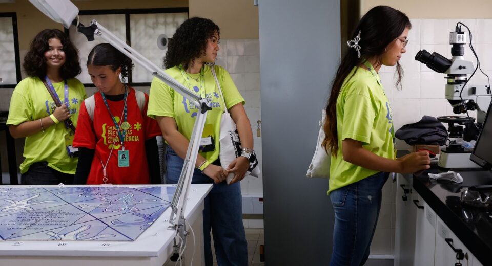 Imersão na Fiocruz inspira meninas a seguir carreira científica