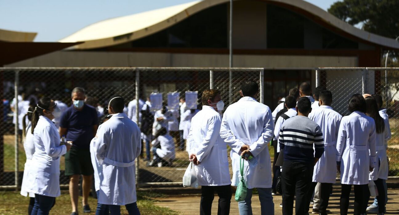 MEC revoga edital para criação de cursos particulares de medicina