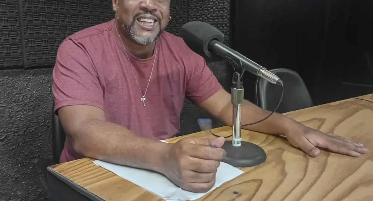 Samba-enredo é um grande enunciado político, diz sociólogo