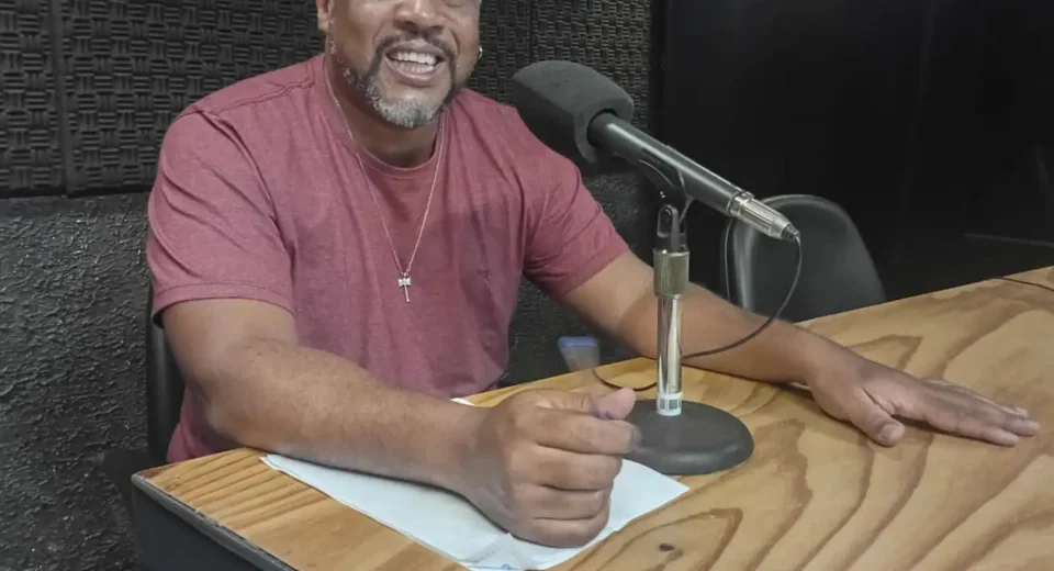 Samba-enredo é um grande enunciado político, diz sociólogo