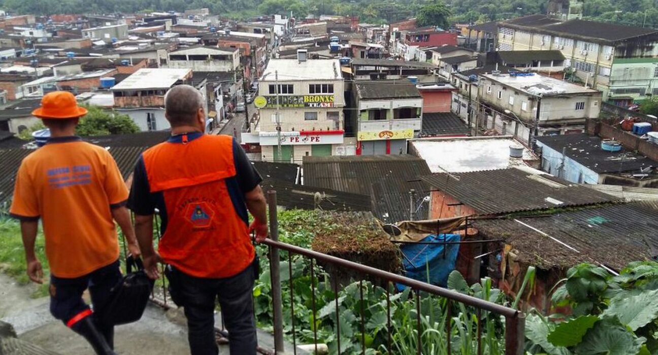 Tempestade atinge o Guarujá, causa alagamentos e deixa 12 desabrigados