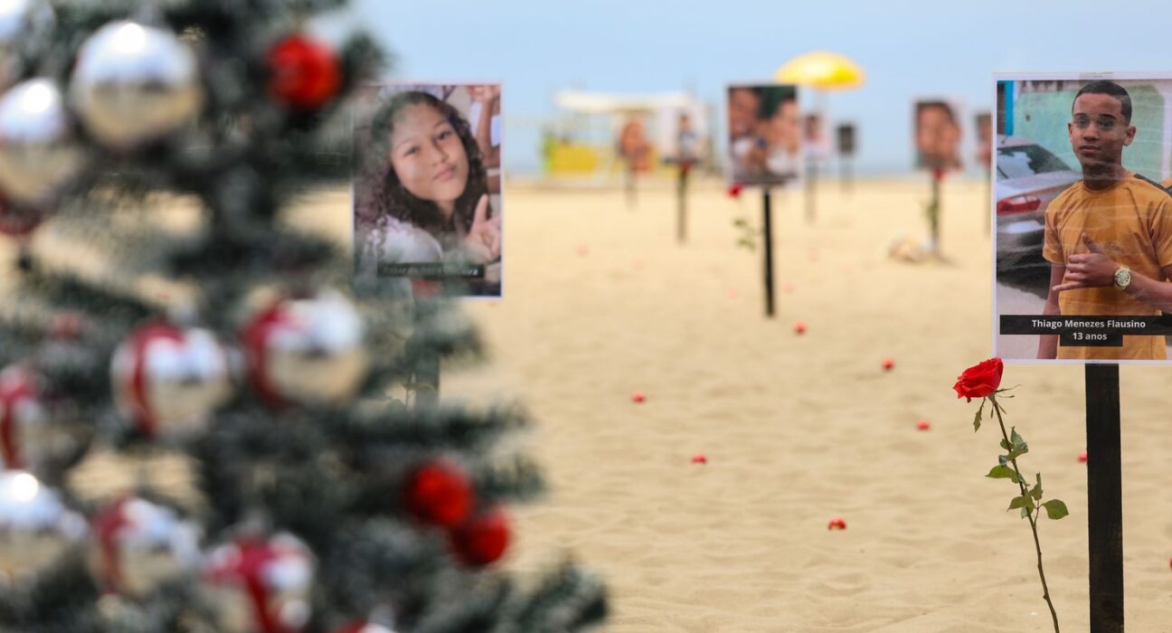 "Carinhoso, sorridente, feliz", diz mãe sobre filho morto por PMs