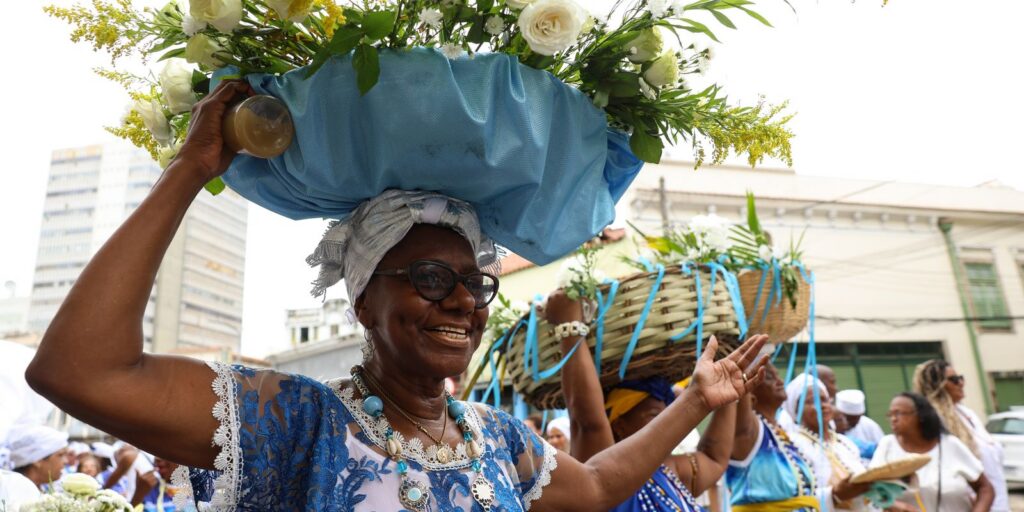 Devotos presenteiam Iemanjá em série de homenagens no Rio de Janeiro