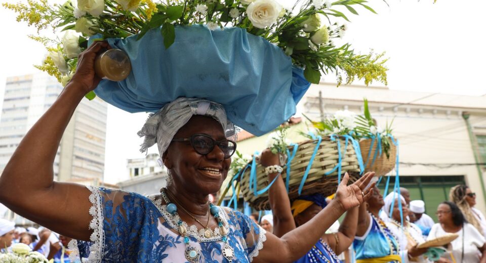 Devotos presenteiam Iemanjá em série de homenagens no Rio de Janeiro