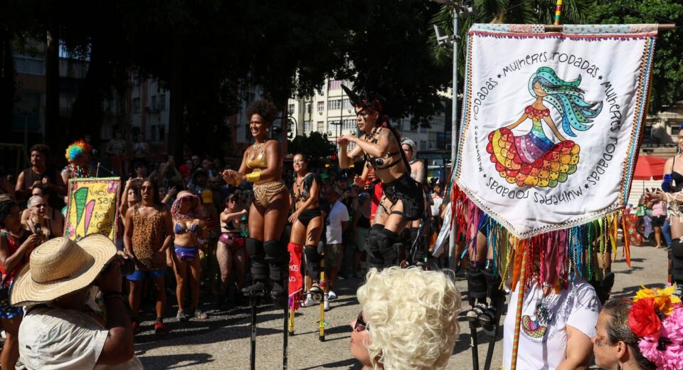 Rio: Bloco homenageia Maria da Penha e denuncia recorde de feminicídio