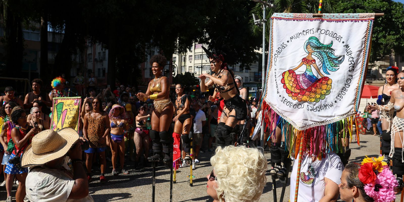 Rio: Bloco homenageia Maria da Penha e denuncia recorde de feminicídio
