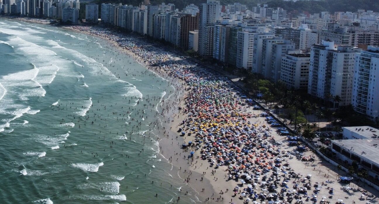 SP: Defesa Civil emite alerta extremo de temporal no Guarujá