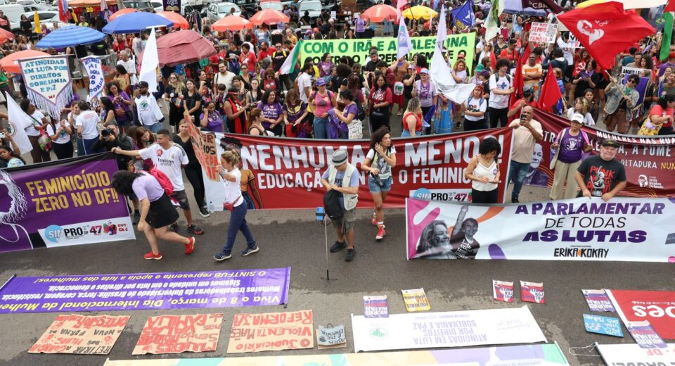 “Parem de nos matar”: exigem mulheres no 8 de março em Brasília