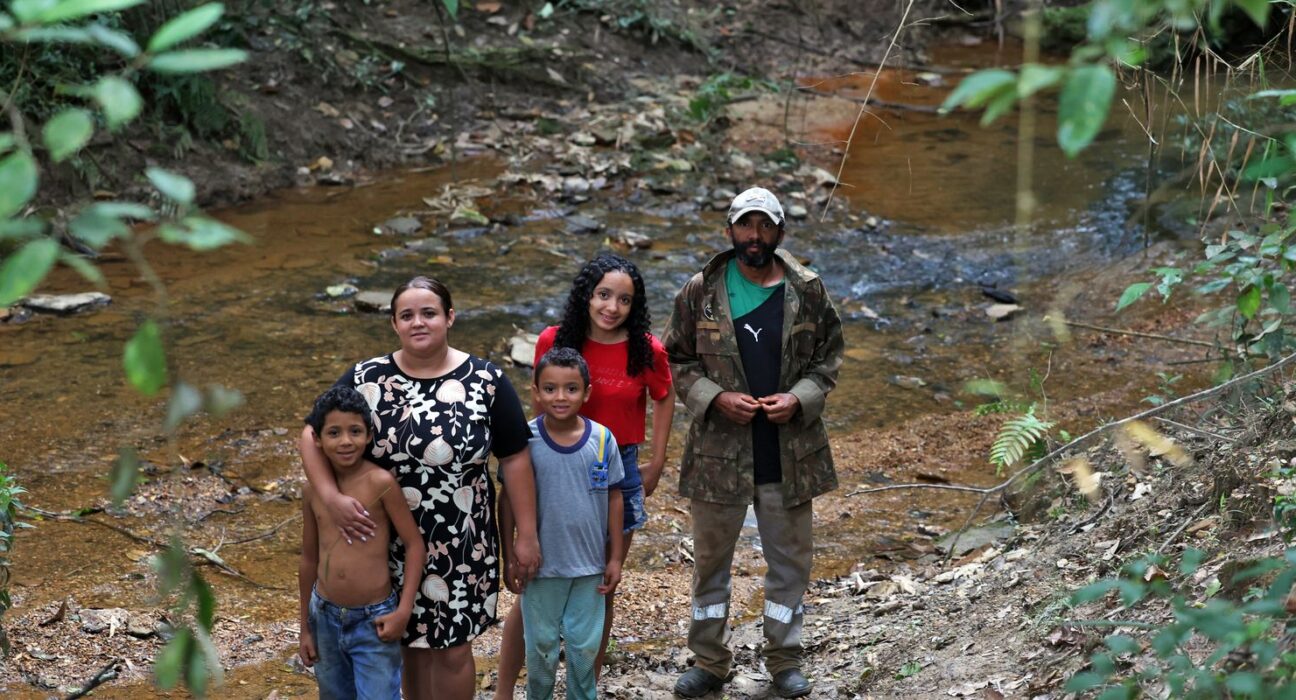 Crianças de comunidade quilombola andam na escuridão para ir à escola