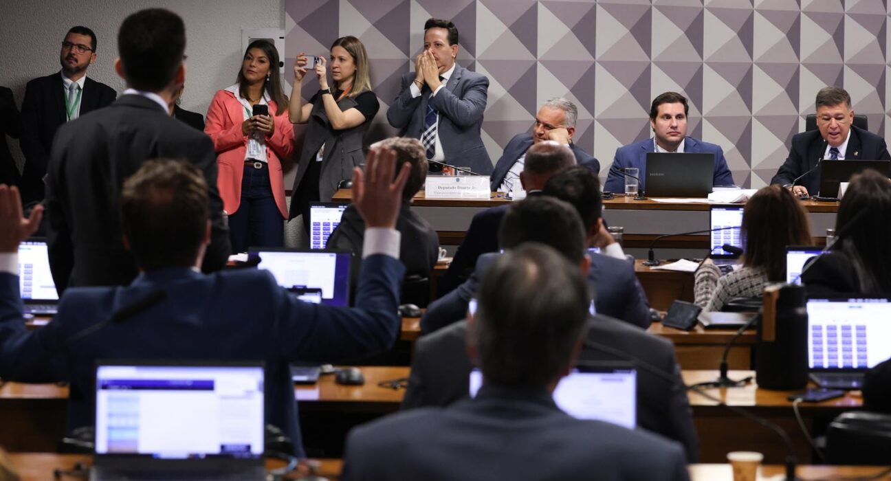 CPMI do INSS aprova convocação de cunhado e ex-namorada de Vorcaro