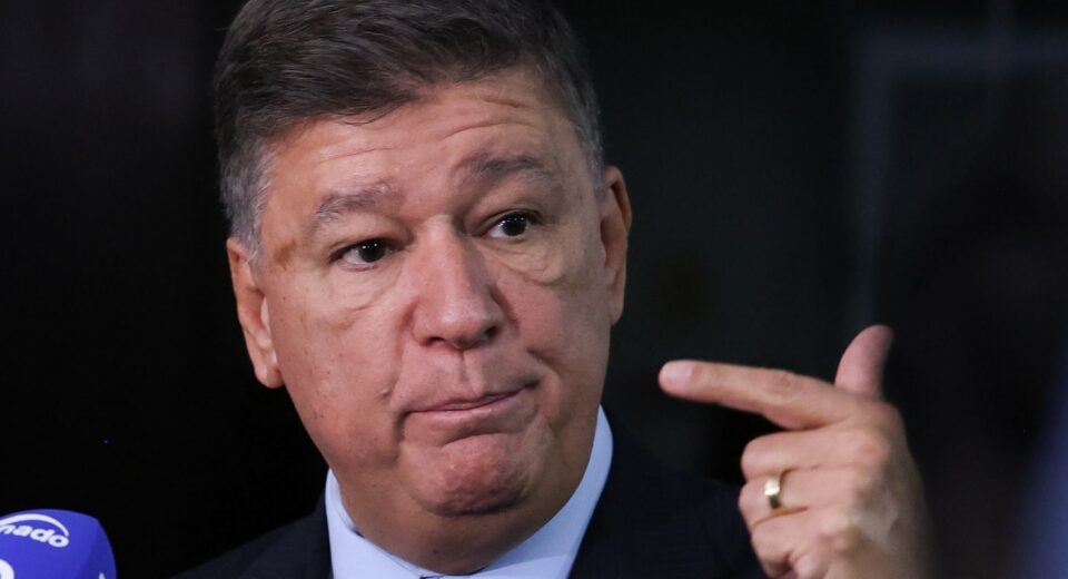 Dino dá 5 dias para senador explicar repasse de emendas à Lagoinha