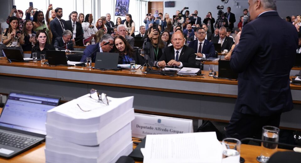 Relatório da CPMI do INSS pede indiciamento de 216 pessoas