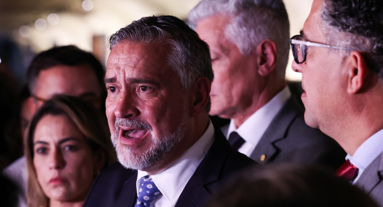 Base do governo pede indiciamento de Bolsonaro na CPMI do INSS