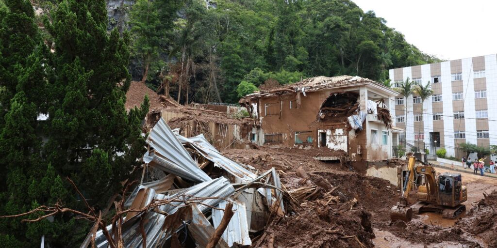 Buscas em Juiz de Fora estão encerradas; moradores seguem fora de casa
