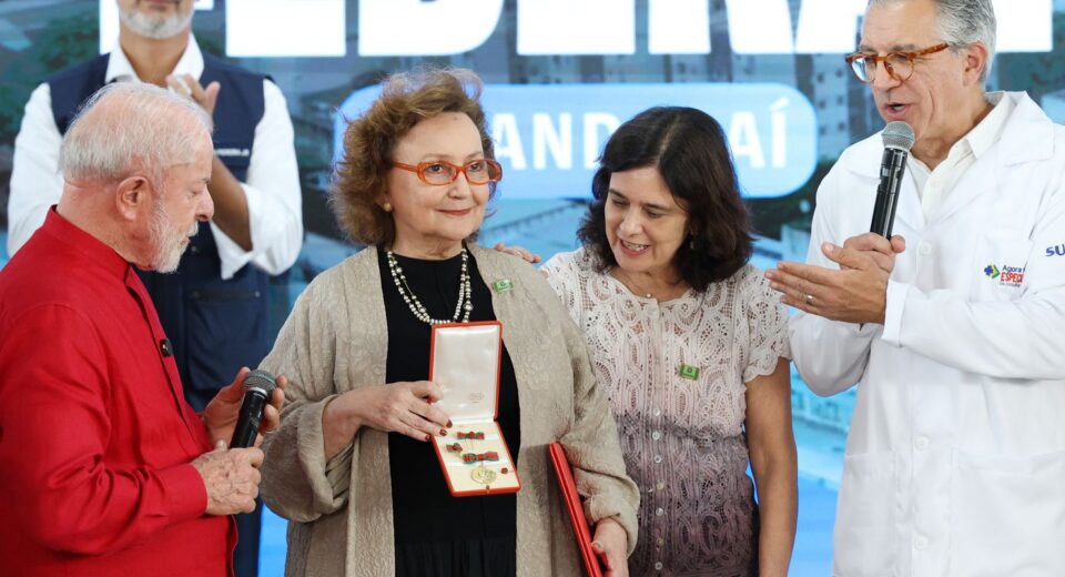 Pesquisadora Margareth Dalcolmo recebe medalha Oswaldo Cruz