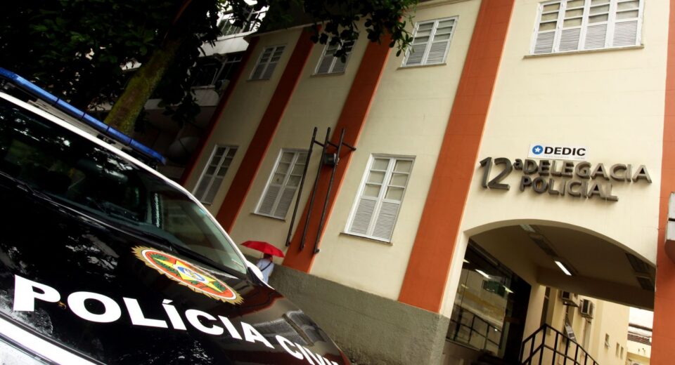Indiciado por estupro coletivo no Rio se apresenta à polícia e é preso