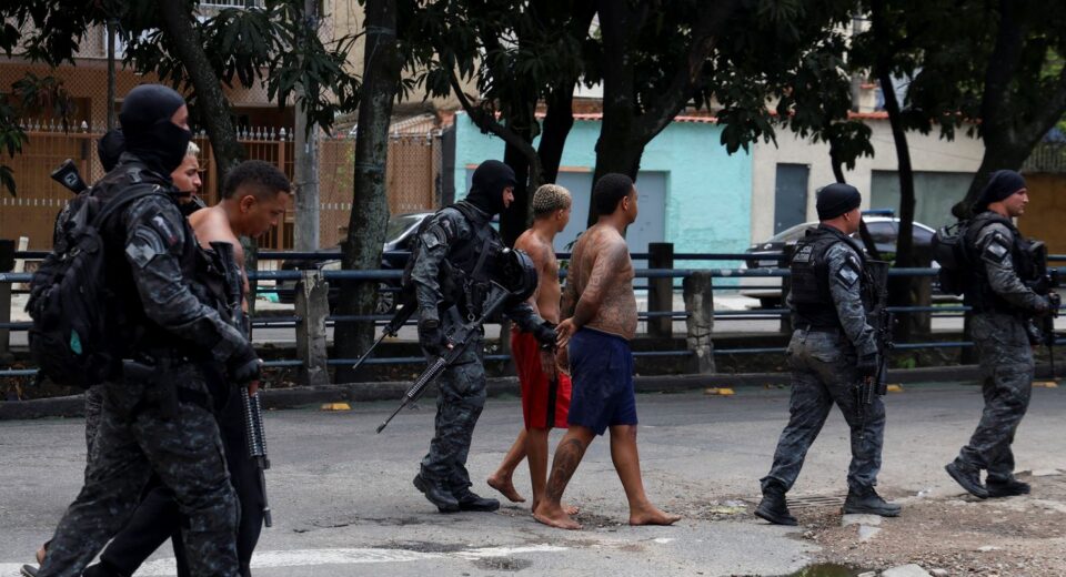 Mais dez policiais são denunciados por crimes na Operação Contenção