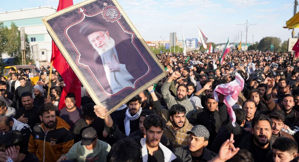 Com morte de Khamenei, Irã forma conselho de governo com aiatolá Arafi