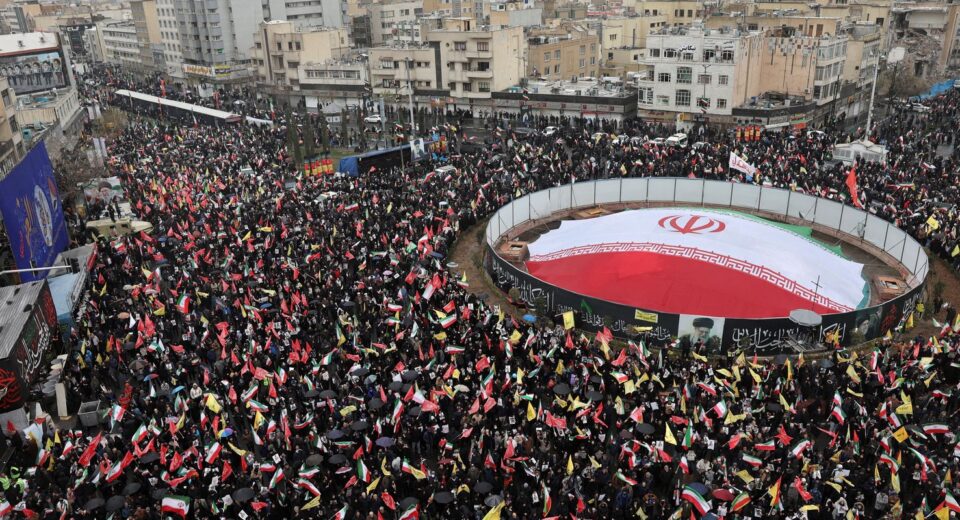 Sob bombas, multidões vão às ruas no Irã em apoio aos palestinos