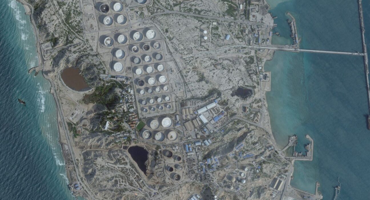 Irã incendeia petroleiro gigante perto de Dubai após alertas de Trump