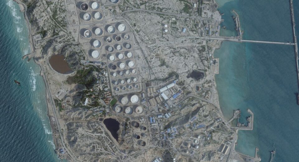 Irã incendeia petroleiro gigante perto de Dubai após alertas de Trump