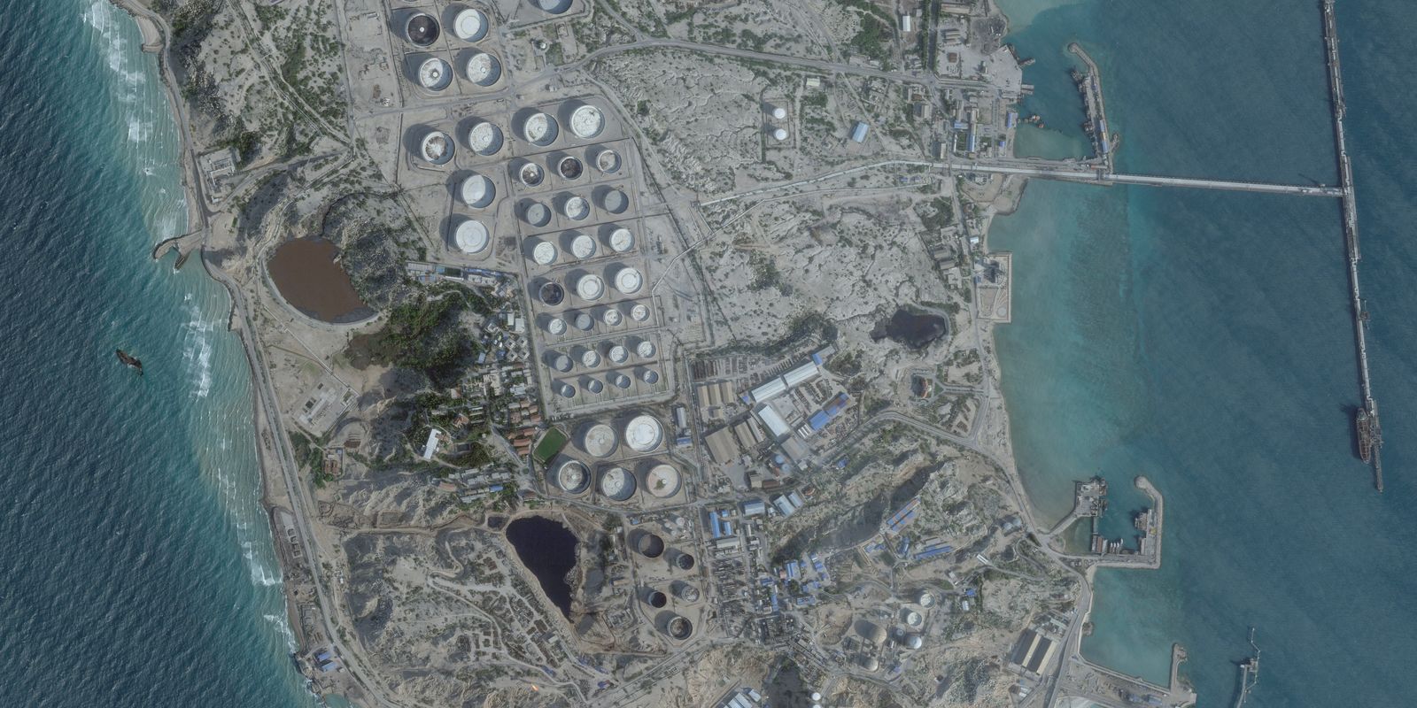 Irã incendeia petroleiro gigante perto de Dubai após alertas de Trump