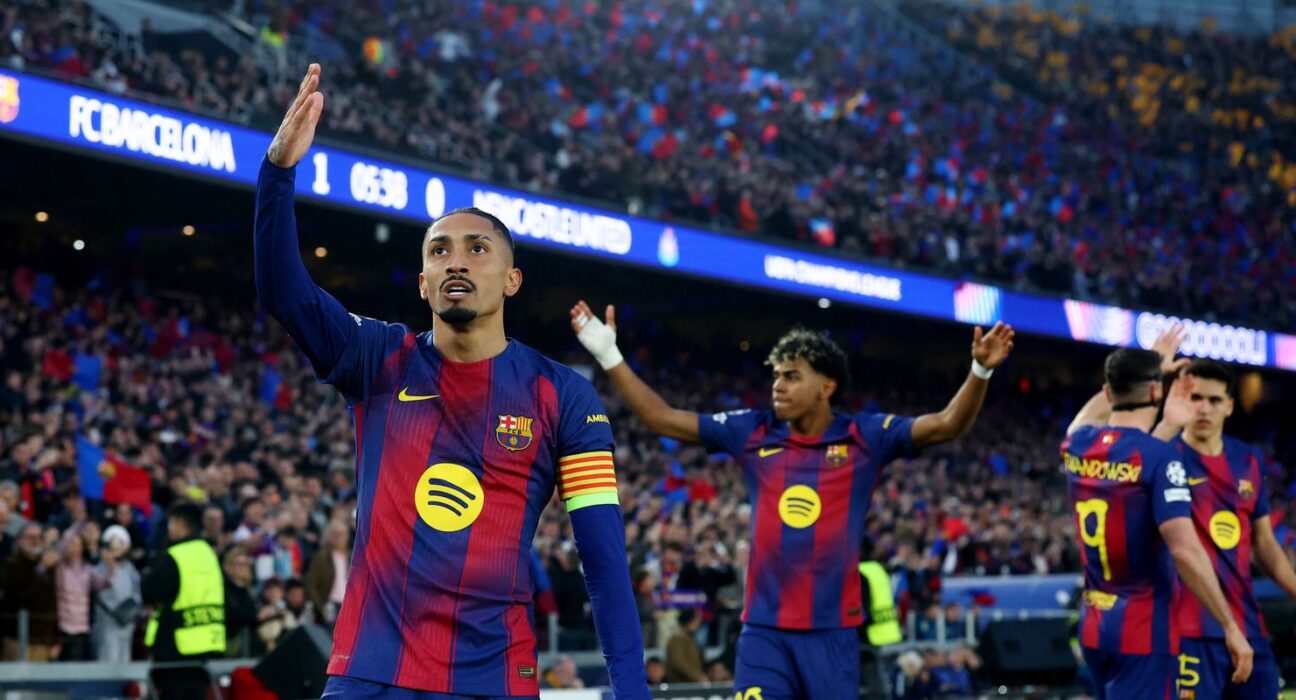 Raphinha marca dois em goleada do Barcelona na Liga dos Campeões