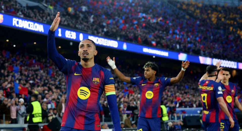 Raphinha marca dois em goleada do Barcelona na Liga dos Campeões